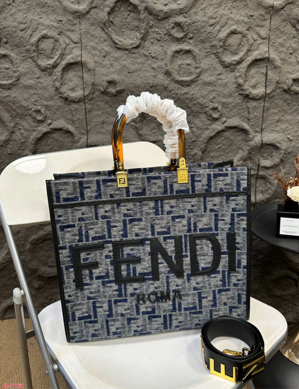 Fendi حجم كبير