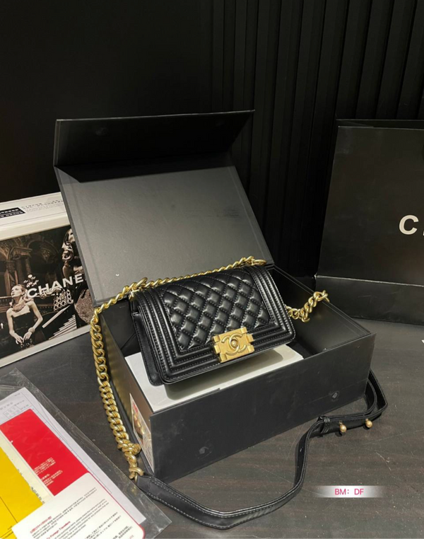 Chanel مع علبة وشهادة