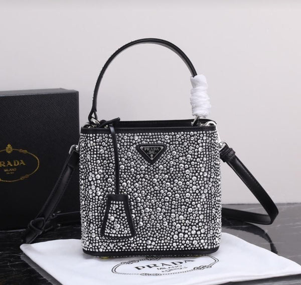 Prada مع علبة وشهادة
