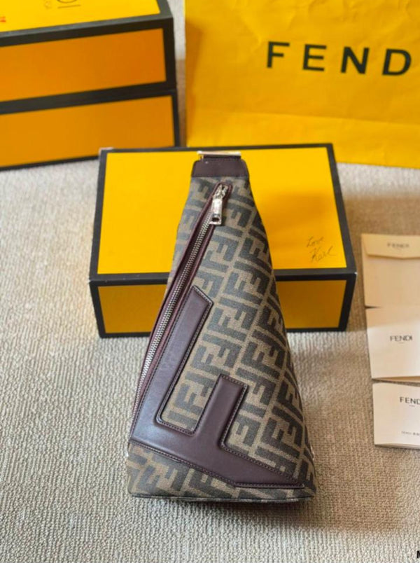 Fendi مع علبة وشهادة