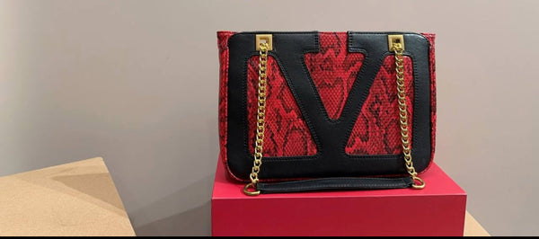 Valentino مع علبة وشهادة