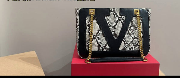Valentino مع علبة وشهادة
