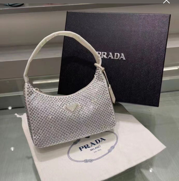 Prada مع علبة وشهادة