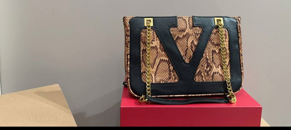 Valentino مع علبة وشهادة