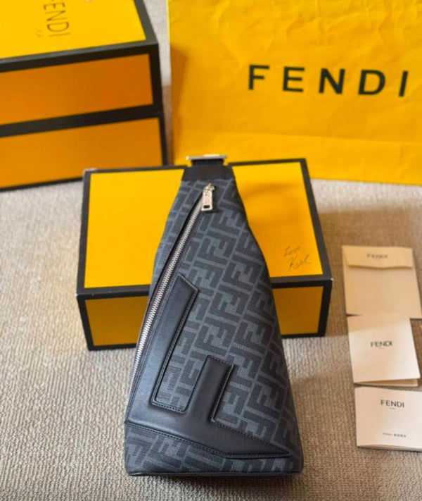 Fendi مع علبة وشهادة