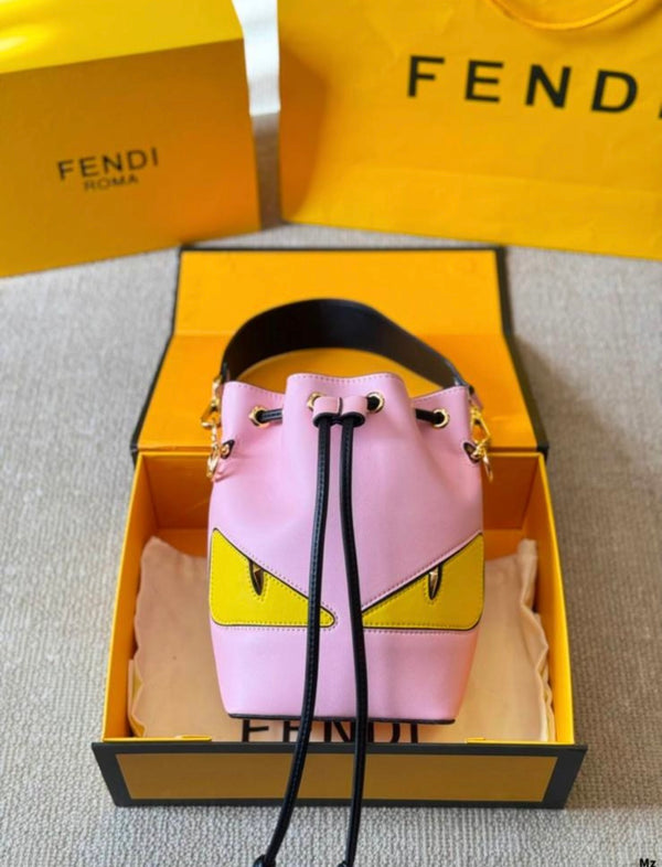 Fendi مع علبة وشهادة