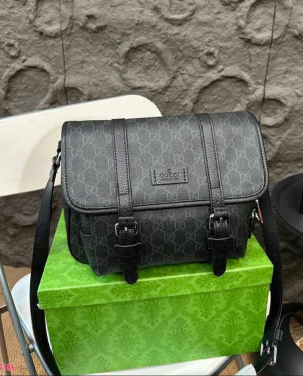 Gucci مع علبة وشهادة